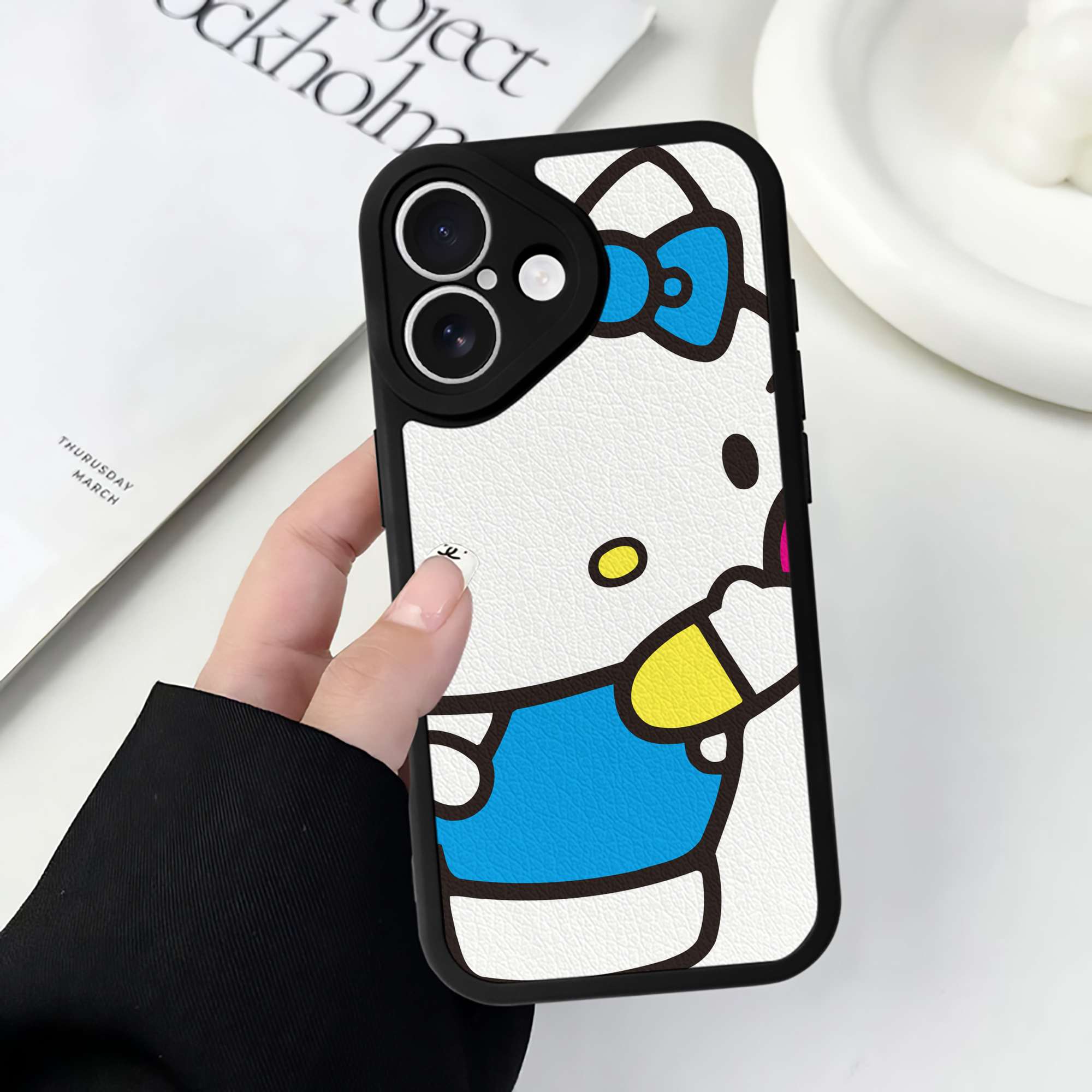 （画像用） Hello Kitty ハローキティ 【iPhone 16シリーズ対応】シリコンスマホケース（レザー調） 材質：シリコン